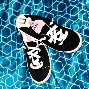 3/13💄Black + Pink Casual Bump-Toe Memory Foam Sneakers